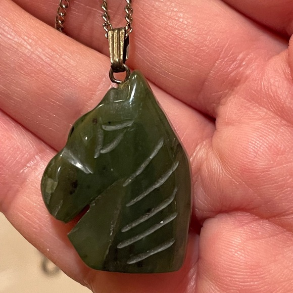 Natural nephrite jade hand carved large horse pendant & silver tone metal chain - Picture 6 of 7